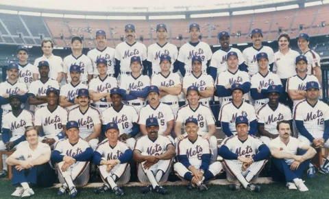 Lot Detail - 1986 New York Mets Reunion Team-Signed Darryl