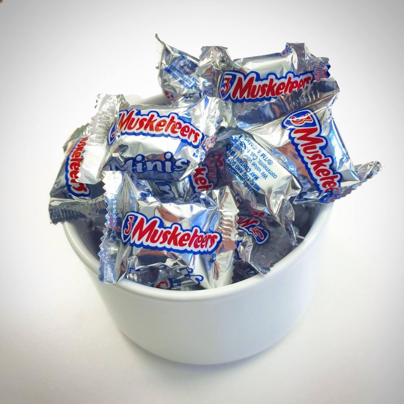A bowl of mini 3 Musketeers