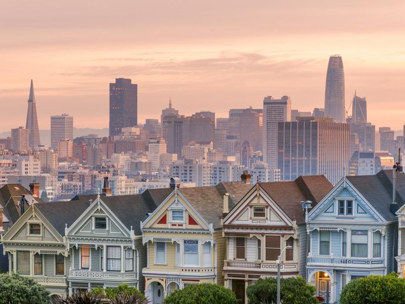 Alamo square and Painted Ladies with San Francisco skyline