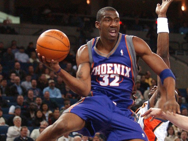Amar'e Stoudemire looks to pass with the Phoenix Suns