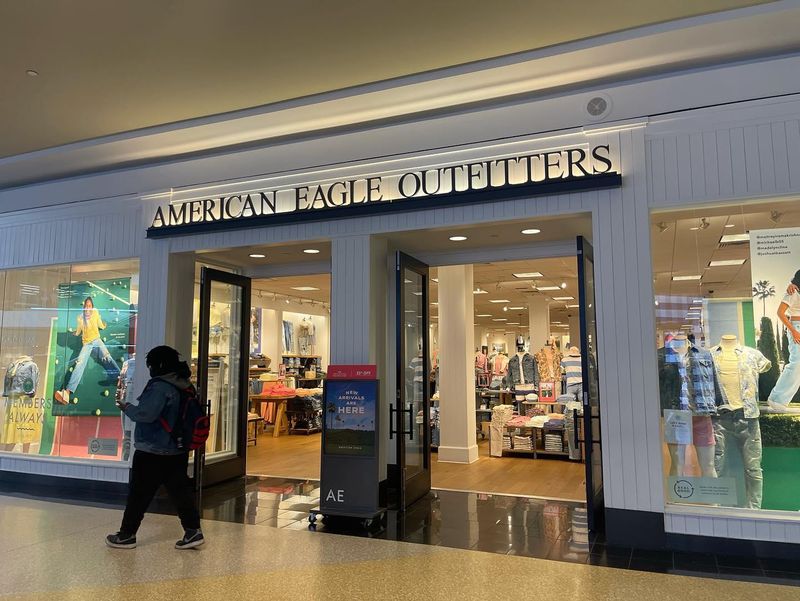 American Eagle Green Acres Mall