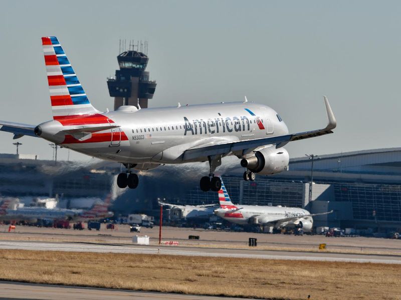 An American Airlines A319 landing