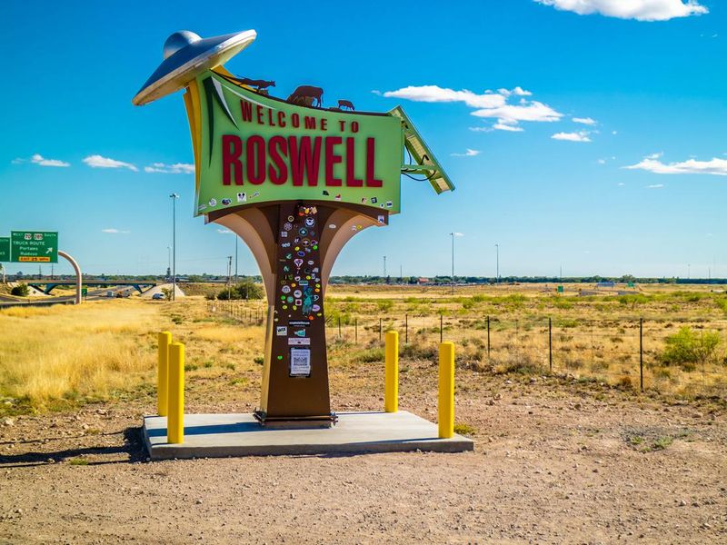 An entrance road going to Roswell, New Mexico