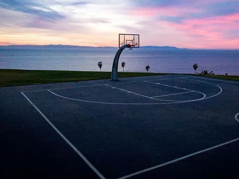 cool outdoor basketball courts near me