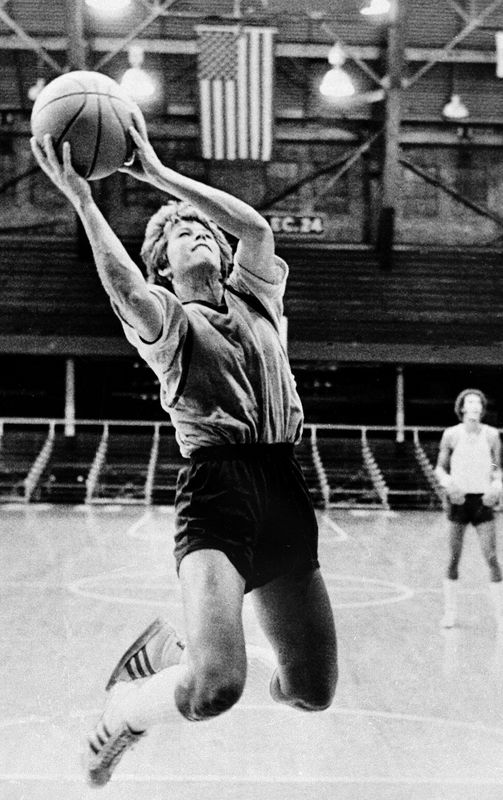 Ann Meyers playing basketball in 1978