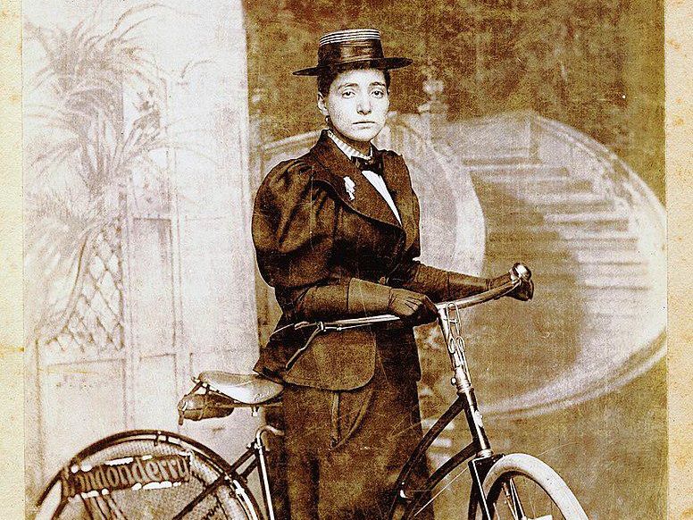 Annie Londonderry on her bike