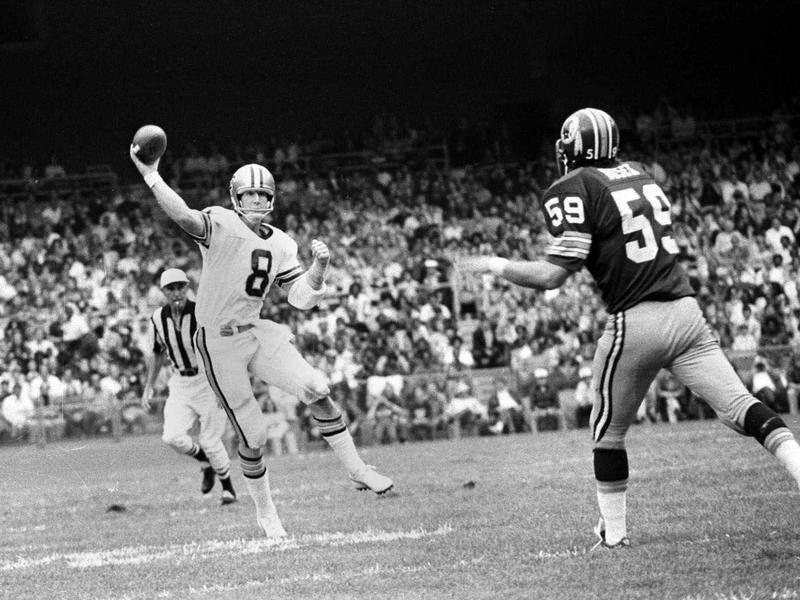 Archie Manning sets up to throw against Washinton Redskins