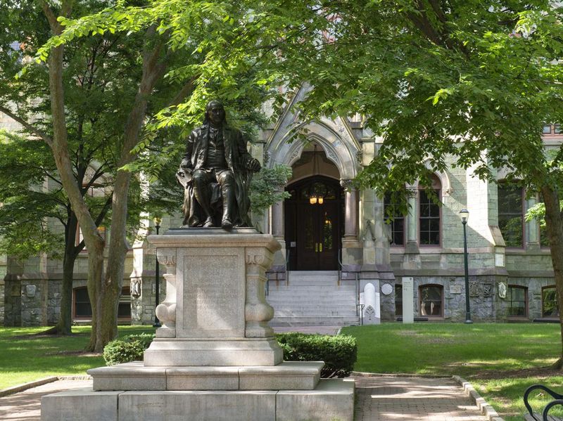 Benjamin Franklin statue in front of College Hall at UPenn