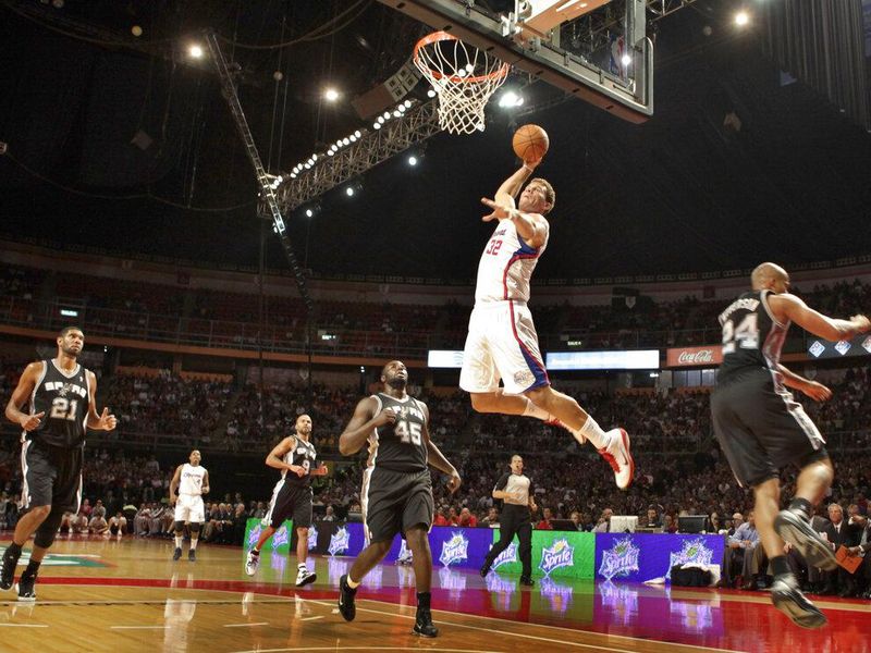 Blake Griffin rising up for a dunk agains the San Antonio Spurs