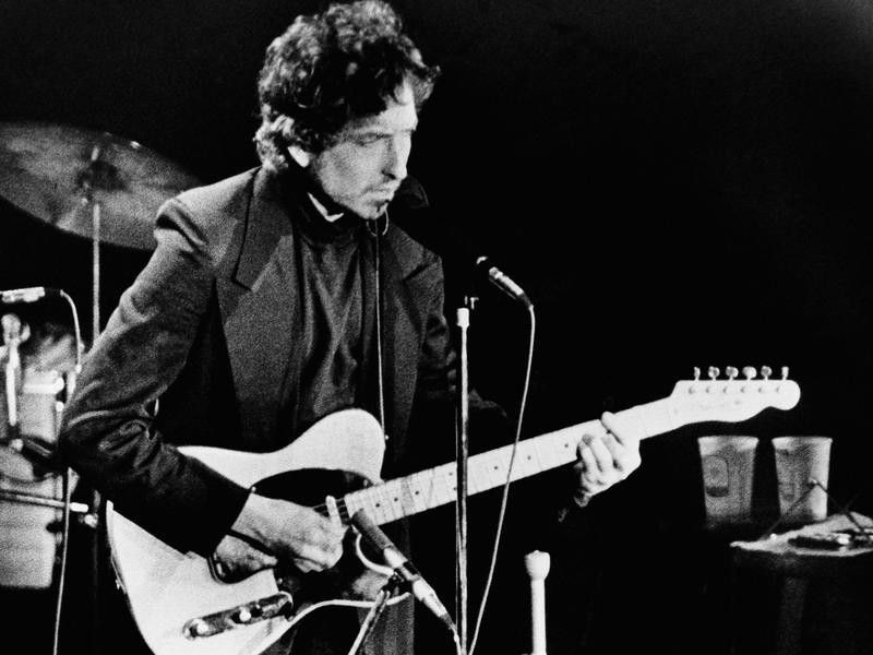 Bob Dylan with a Fender Telecaster in 1974