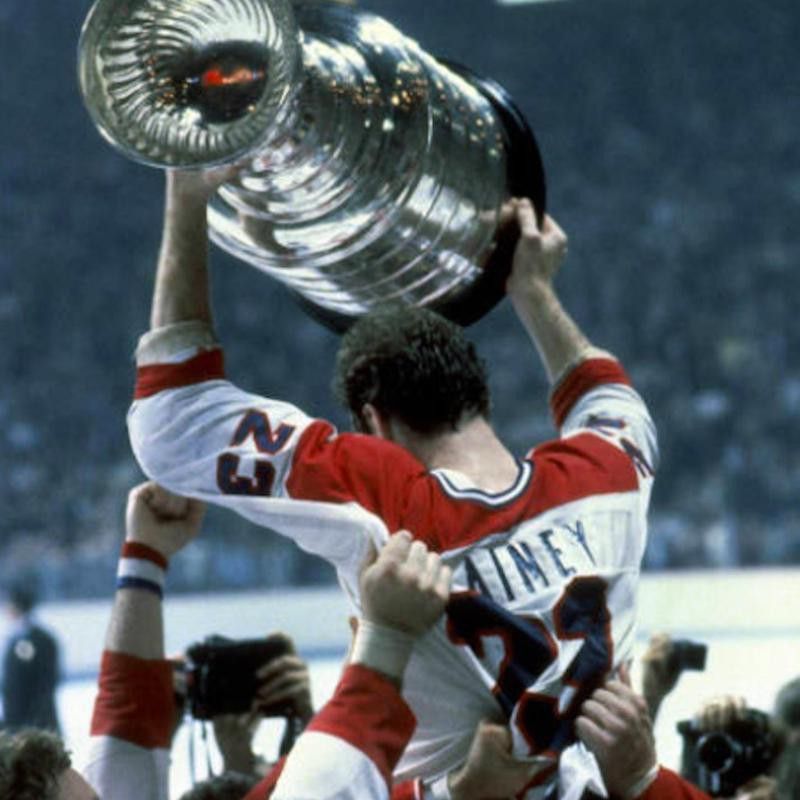 Bob Gainey holds up Stanley Cup