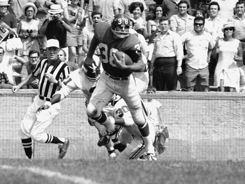 Bob Tucker runs after catching a pass with the New York Giants