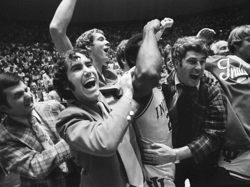 Bobby Knight celebrates with his Hoosiers team