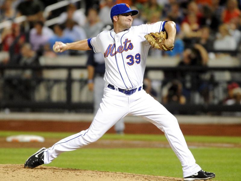 Bobby Parnell pitching for New York Mets