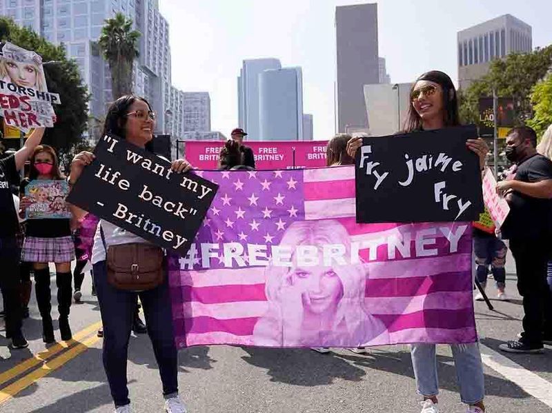 Britney Spears fans outside the courthouse