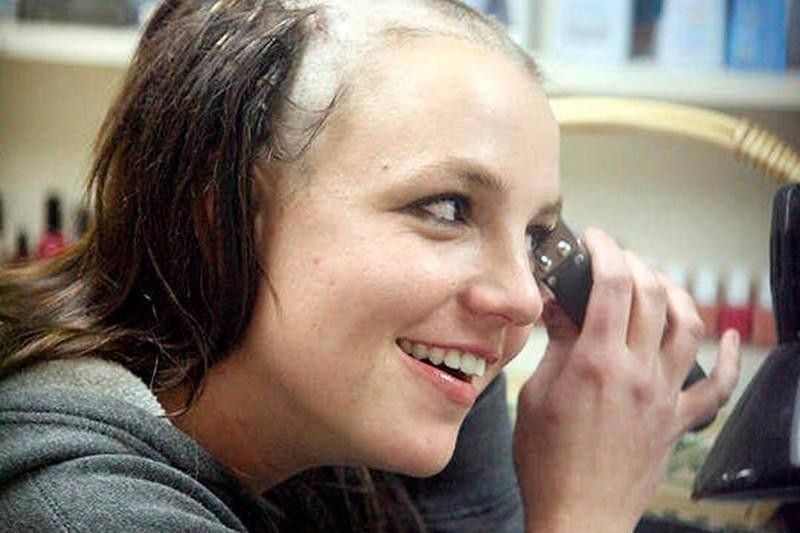 Britney Spears shaves her head