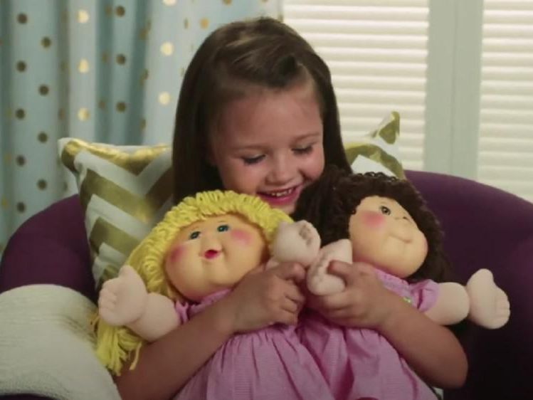 cabbage patch kid dolls with little girl