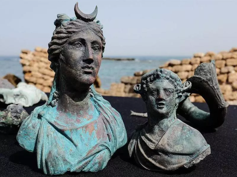 statues en bronze découvertes par deux plongeurs en 2016 https://www.farandwide.com/s/underwater-treasures-found-545fa59a59804d0f