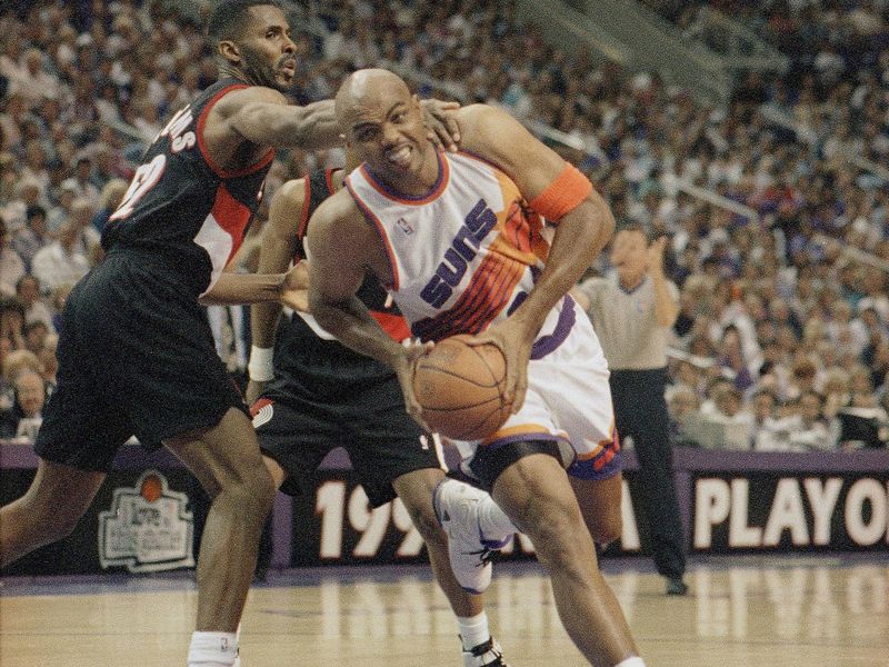 Charles Barkley in action against Buck Williams