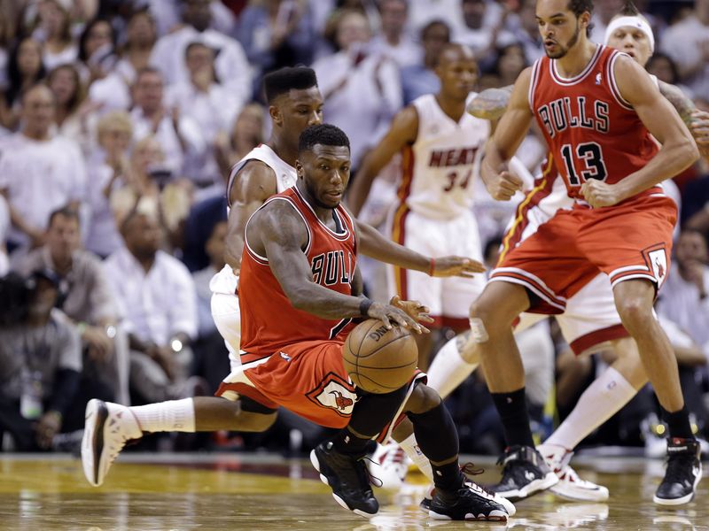 Chicago Bulls' Nate Robinson drives to the basket
