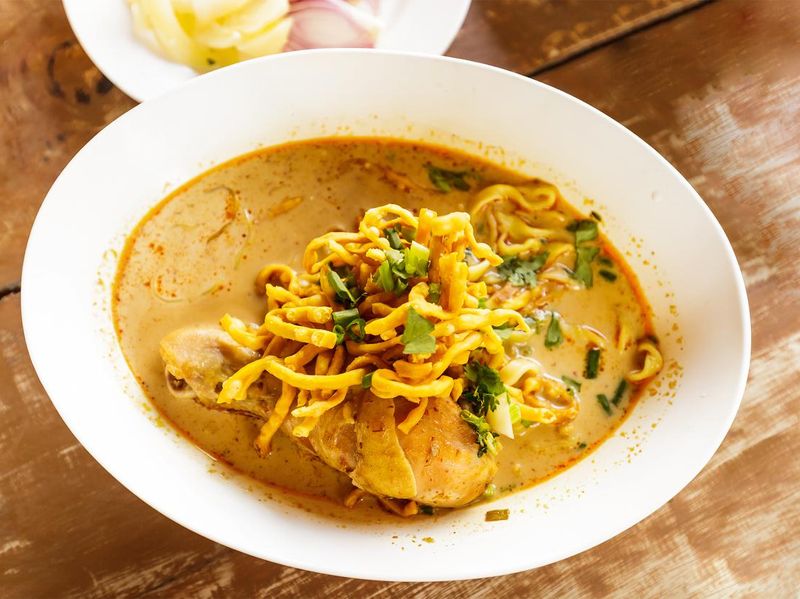 Chicken khao soi, Thai noodle food
