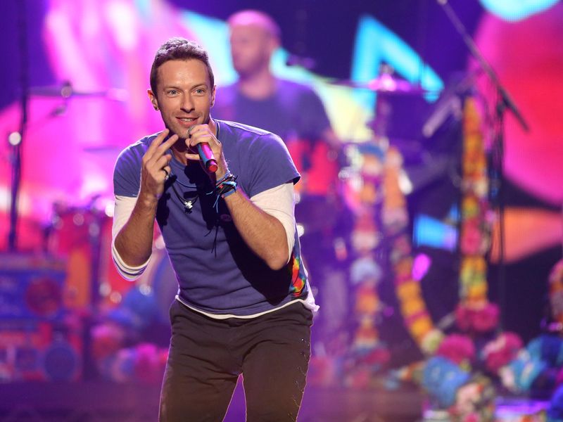 Chris Martin of Coldplay performs at 2015 American Music Awards