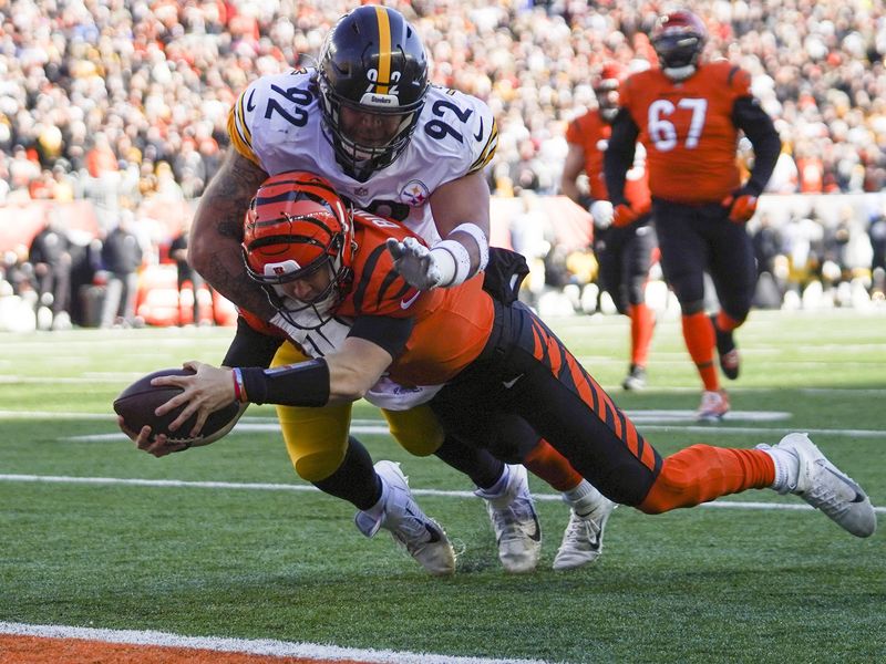 Cincinnati Bengals quarterback Joe Burrow rushes into end zone for touchdown