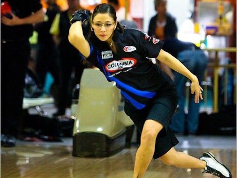 Clara Guerrero bowling