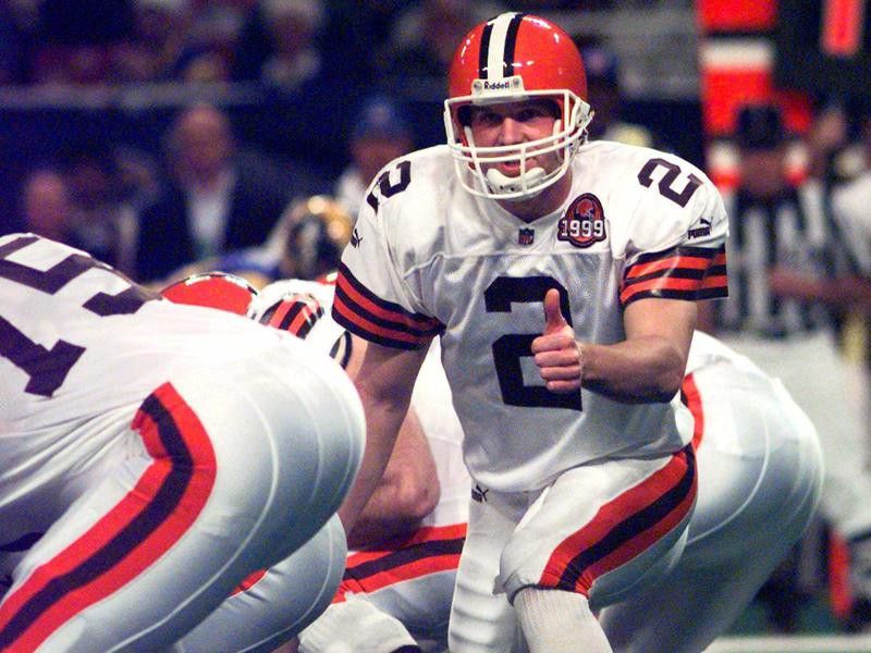 Cleveland Browns quarterback Tim Couch signals during first quarter