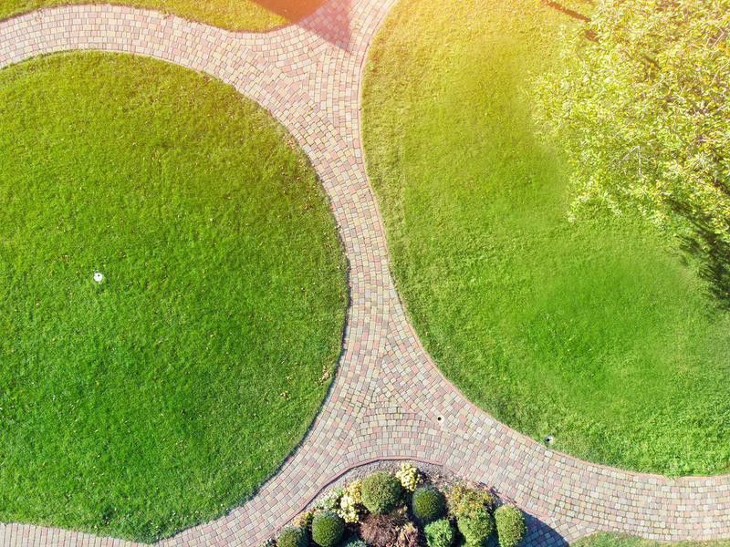 Cut Your Lawn Into a Defined Shape