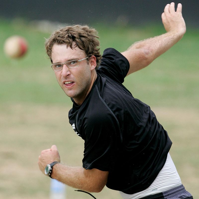 Daniel Vettori bowls