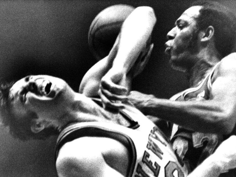 Dave DeBusschere and Elgin Baylor battle for the ball