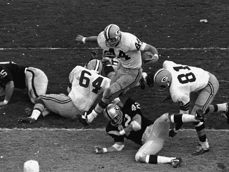 Donny Anderson scores touchdown in Super Bowl II