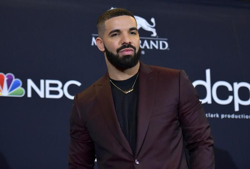 Drake poses at Billboard Music Awards