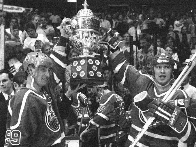 Edmonton Oilers Wayne Gretzky, left, and Mark Messier