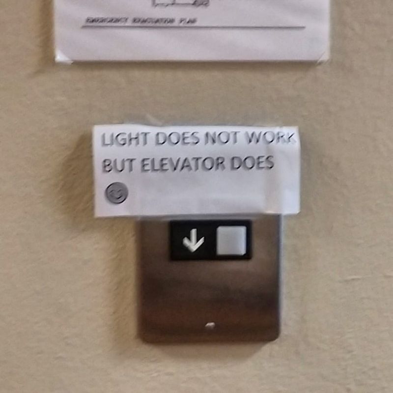 Elevator works with no lights