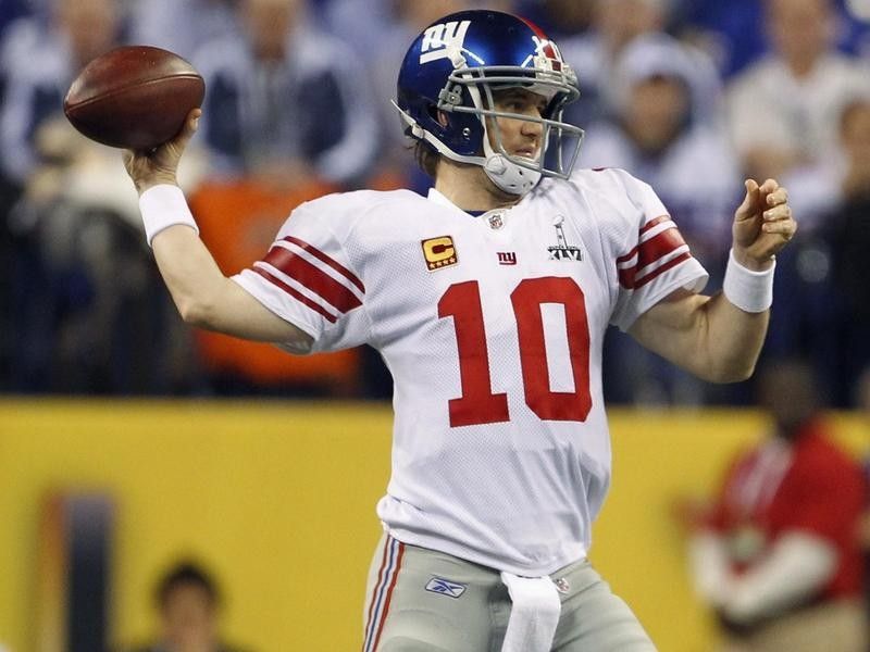 Eli Manning passes against New England Patriots in Super Bowl