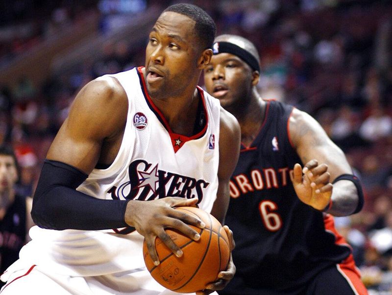 Elton Brand in action against Jermaine O'Neal