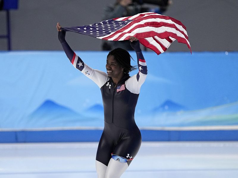 Erin Jackson hoists American flag in 2022 Winter Olympic Games