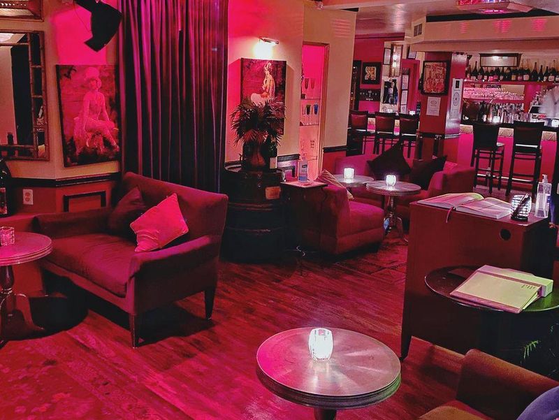 Flûte Bar and Lounge interior