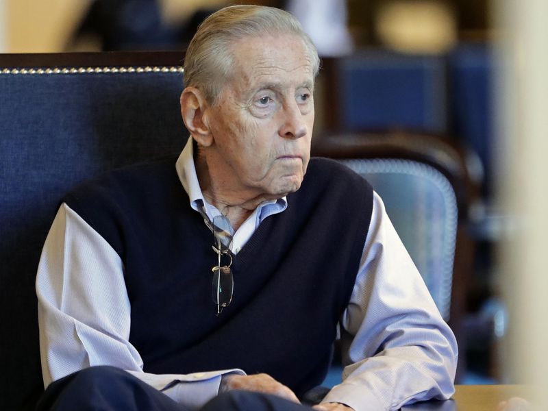 Fred Wilpon looking out