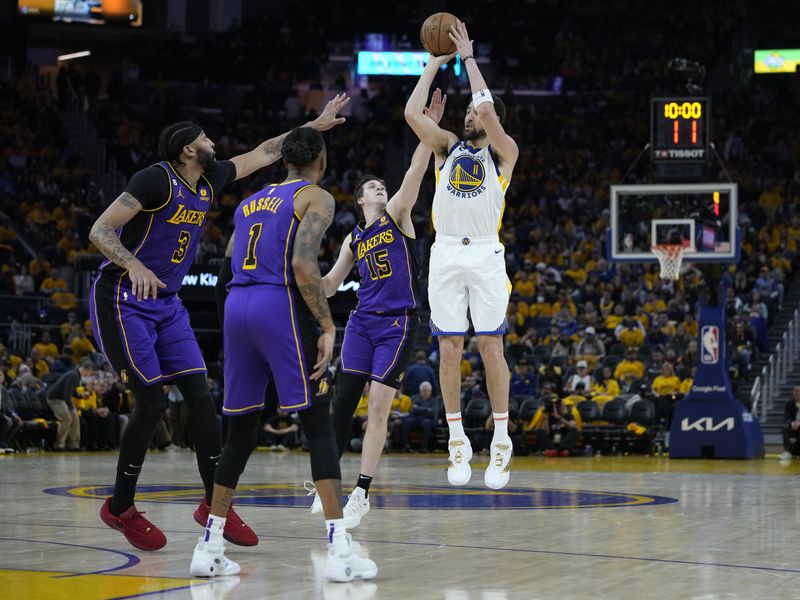 Golden State Warriors guard Klay Thompson shooting against Los Angeles Lakers