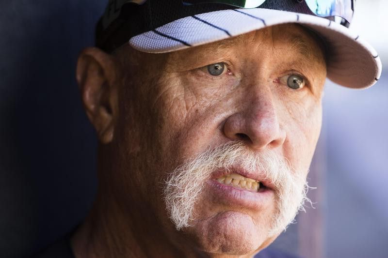 "Goose" Gossage speaks with a member of the media