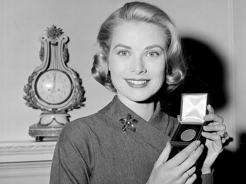 Grace Kelly wearing her diamond engagement ring in 1956