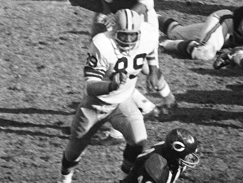 Green Bay Packers Dave Robinson chases Chicago Bears running back Gale Sayers