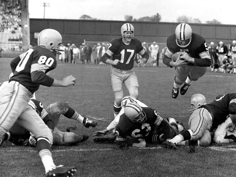 Green Bay Packers halfback Paul Hornung plunged over line