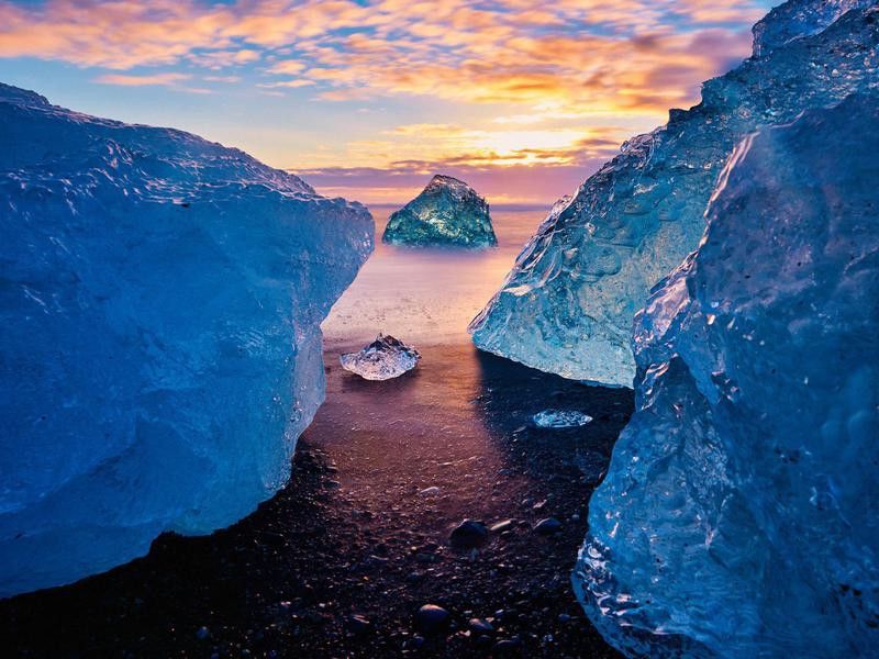 Icebergs washed up on Diamond Beach