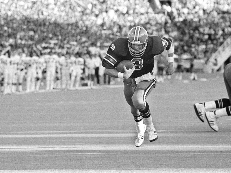 Illinois quarterback Tony Eason