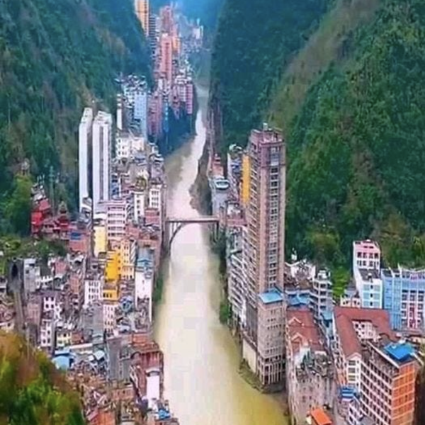 Narrowest City in the World: Yanjin, China