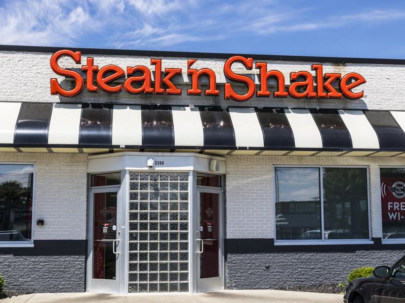 Indianapolis - Circa June 2017: Steak 'n Shake Retail Fast Casual Restaurant Chain. Steak 'n Shake is Located in the Midwest and Southern U.S. IX